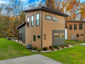 een klein huis met een gambrel dak bij Blue Ridge at Goose Gap Reserve #2 in Pleasant Hill