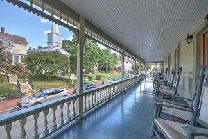 eine Veranda mit Stühlen und Blick auf eine Straße in der Unterkunft Peddler's Pad in Jonesborough