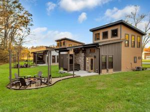 een huis met een grote tuin en een patio bij Blue Ridge at Goose Gap Reserve #2 in Pleasant Hill