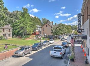 eine Gruppe von Autos, die auf einer Straße in einer Stadt geparkt sind in der Unterkunft Peddler's Pad in Jonesborough + 10 Fotos