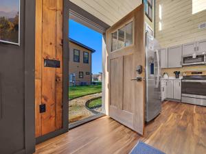 een open deur naar een keuken met een koelkast bij Blue Ridge at Goose Gap Reserve #2 in Pleasant Hill