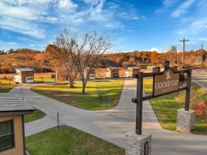 een straatbord in het midden van een weg bij Blue Ridge at Goose Gap Reserve #2 in Pleasant Hill
