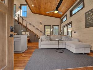 een woonkamer met een bank en een trap bij Blue Ridge at Goose Gap Reserve #2 in Pleasant Hill +27 foto's