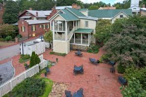 einen Luftblick auf ein Haus mit einer Backsteinterrasse in der Unterkunft The Russell Room in Jonesborough