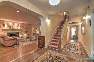 ein Wohnzimmer mit Wendeltreppe in einem Haus in der Unterkunft The Russell Room in Jonesborough