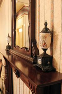 einen Tisch mit einem Spiegel und einer Vase darauf in der Unterkunft Peter Miller's Room in Jonesborough