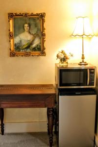 eine Mikrowelle auf einem Tisch mit einer Lampe in der Unterkunft Angeline's Room in Jonesborough + 9 Fotos