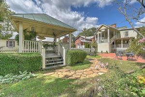 ein Haus mit einem Pavillon im Hof in der Unterkunft The Maxwell Room in Jonesborough + 7 Fotos