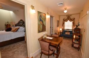 ein Schlafzimmer mit einem Bett, einem Schreibtisch und einem Tisch in der Unterkunft The Tub Room in Jonesborough