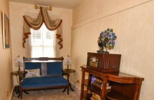 ein Zimmer mit einem Bett und einem Stuhl und einem Fenster in der Unterkunft The Tub Room in Jonesborough