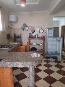 奥瑞尔agadir aourir plage appartement的一间铺有 ⁇ 制地板的厨房