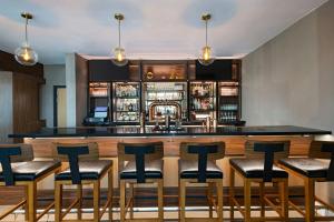 Ο χώρος του lounge ή του μπαρ στο Four Points by Sheraton Austin Airport