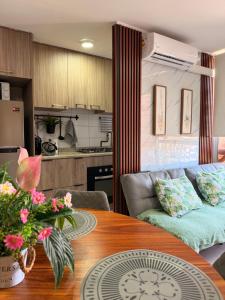 a living room with a table and a couch at Dep 3 habitaciones 1,5 baños céntrico parking wif TV en habitaciones in Rancagua