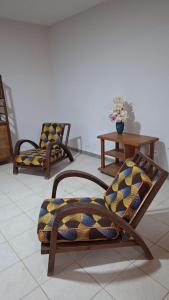 zwei Stühle und ein Tisch in einem Raum in der Unterkunft Kaza Manata in Praia