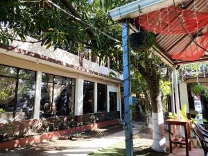 ein Gebäude mit vielen Fenstern darauf in der Unterkunft Hotel D' Palacio Real in San Miguel