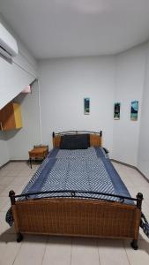 ein Schlafzimmer mit einem großen Bett in einem Zimmer in der Unterkunft Kaza Manata in Praia