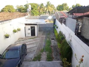 eine Gasse mit einem Auto neben einem Gebäude in der Unterkunft Hotel D' Palacio Real in San Miguel