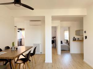 ein Esszimmer und ein Wohnzimmer mit Tisch und Stühlen in der Unterkunft Apartamento grande en Huesca in Huesca