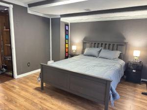 Ένα ή περισσότερα κρεβάτια σε δωμάτιο στο Cozy Room with Private Entrance and Patio near Denver