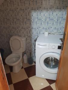 奥瑞尔agadir aourir plage appartement的带卫生间和洗衣机的浴室 更多6张照片