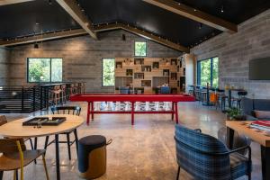 ein Restaurant mit einem roten Tisch in der Mitte eines Zimmers in der Unterkunft Moxy Fayetteville in Fayetteville