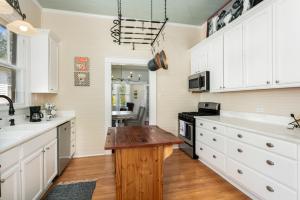 Köök või kööginurk majutusasutuses La Belle Bungalow - 2b2b, Pet Friendly with fee