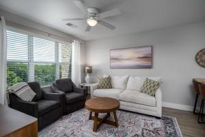 Χώρος καθιστικού στο Fourth & River - Top-Floor condo with River Views - 3 King Suites