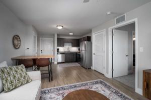 Η κουζίνα ή μικρή κουζίνα στο Fourth & River - Top-Floor condo with River Views - 3 King Suites +39 φωτογραφίες