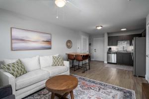 Η κουζίνα ή μικρή κουζίνα στο Fourth & River - Top-Floor condo with River Views - 3 King Suites