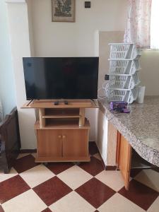奥瑞尔agadir aourir plage appartement的房间里木架上的平板电视