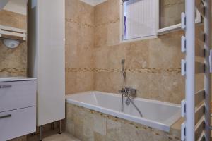 Ένα μπάνιο στο Sète - Coeur de ville et proximité canaux , Appartement plein soleil, Vue St Clair