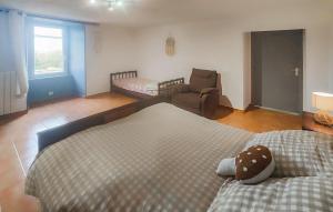 Postel nebo postele na pokoji v ubytování 2 Bedroom Awesome Home In Pardailhan + 16 fotografií