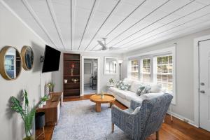 un salon avec un canapé et une table dans l'établissement Cozy Calhoun Getaway, à Calhoun