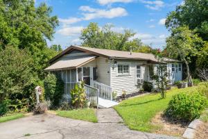 une petite maison blanche avec une allée. dans l'établissement Cozy Calhoun Getaway, à Calhoun