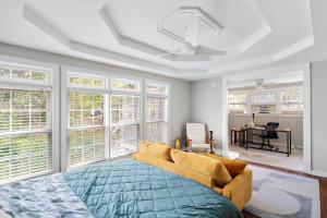 un salon avec un canapé et quelques fenêtres dans l'établissement Cozy Calhoun Getaway, à Calhoun