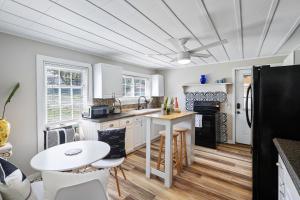 une cuisine avec des armoires blanches et une table blanche dans l'établissement Cozy Calhoun Getaway, à Calhoun