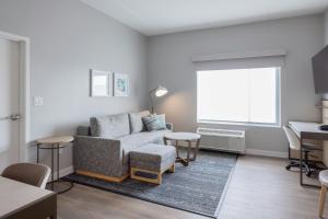 ein Wohnzimmer mit Sofa und Tisch in der Unterkunft TownePlace Suites Dayton Beavercreek in Beavercreek