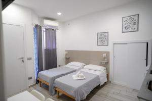 a hospital room with two beds and a door at L'angolo del viaggiatore in Nicosia