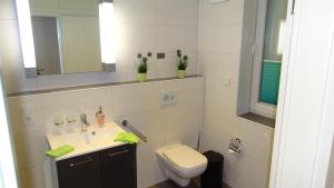Koupelna v ubytování Ferienhaus Plattfisch + 24 fotografií