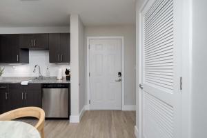 Köök või kööginurk majutusasutuses High Cotton - 3BR 3BA Condo Near UA with Pool & Gym