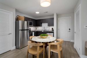 Köök või kööginurk majutusasutuses High Cotton - 3BR 3BA Condo Near UA with Pool & Gym