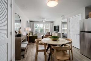 Köök või kööginurk majutusasutuses High Cotton - 3BR 3BA Condo Near UA with Pool & Gym +56 fotot