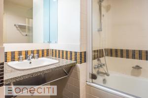 Et badeværelse på Perfect City Pad in Heritage Complex + 10 billeder