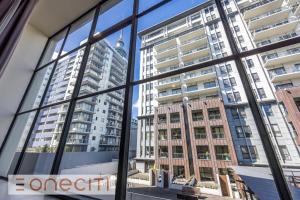 une vue de la ville à travers la fenêtre d'un gratte-ciel dans l'établissement Perfect City Pad in Heritage Complex, à Auckland