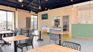 an empty restaurant with tables and chairs at HOTEL COMFORT INN Torre B in Quito