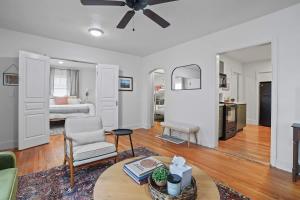 Η κουζίνα ή μικρή κουζίνα στο Whitetail Bungalow 10 min walk Downtown Nampa