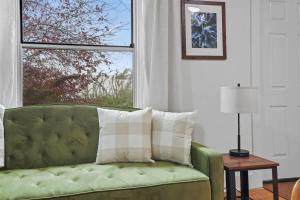 Χώρος καθιστικού στο Whitetail Bungalow 10 min walk Downtown Nampa