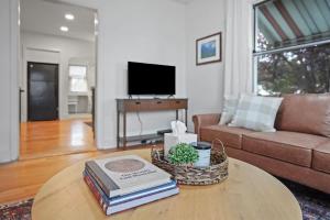 Μια τηλεόραση ή/και κέντρο ψυχαγωγίας στο Whitetail Bungalow 10 min walk Downtown Nampa