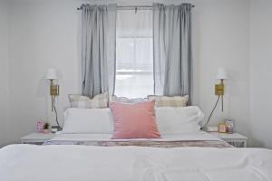 Ένα ή περισσότερα κρεβάτια σε δωμάτιο στο Whitetail Bungalow 10 min walk Downtown Nampa