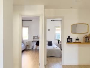 ein Schlafzimmer mit einem Bett und einem Spiegel in der Unterkunft Apartamento grande en Huesca in Huesca